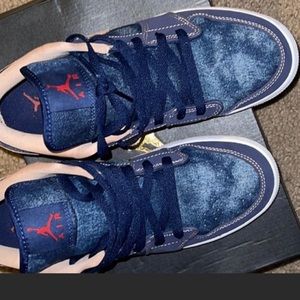 I am selling a pair of Jordan 1 Low SE(GS) Worn Twice